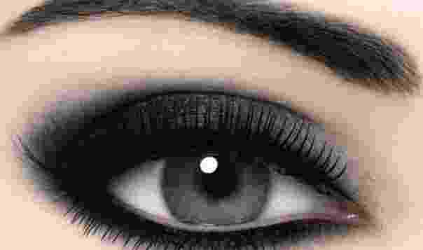 Smoky eyes. 1. Возьмите мягкий карандаш — его цвет зависит от выбранного оттенка теней….
