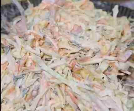 Салат, для которого ничего не нужно варить 🥗 Ингредиенты: ▫капуста свежая ▫морковь ▫лук зеленый…