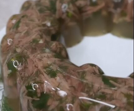 Холодец Ингредиенты: 🧂Говяжьи ножки — 2 шт 🧂Мясо — 700 г 🧂Лук — 1…