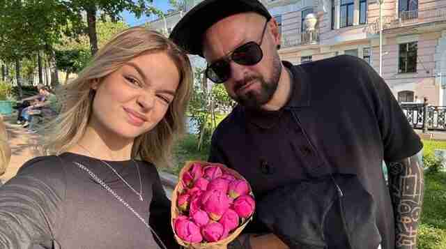 49-летний Марк Горобец с 18-летней женой милуются на прогулке Режиссер Марк Горобец познакомился с…