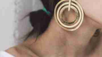 Сейчас популярны так называемые statement earrings — крупные выразительные серьги. Что думаете о них,…