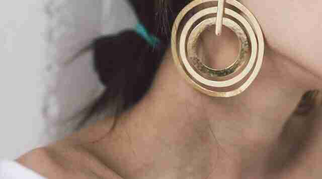 Сейчас популярны так называемые statement earrings — крупные выразительные серьги. Что думаете о них,…