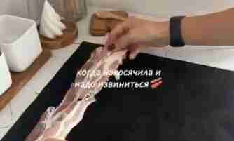 Сочный куриный рулет в беконе — идеальное блюдо для праздничного стола! Ингредиенты: Куриное филе…