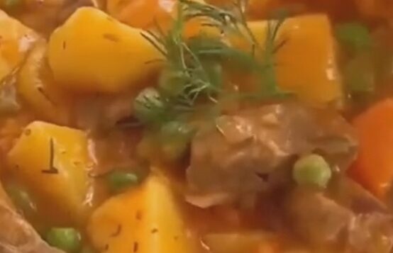 Гуляш-рагу с говядиной 🥘 Ингредиенты: Растительное масло для жарки Говядина — 500 гр Соль/перец…