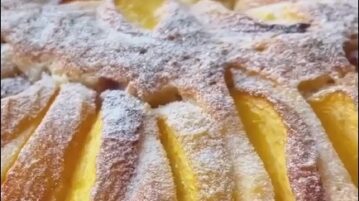 Ароматный пирог из творожного теста с фруктами ⠀ Ингредиенты: ⠀ •мука — 200 г…