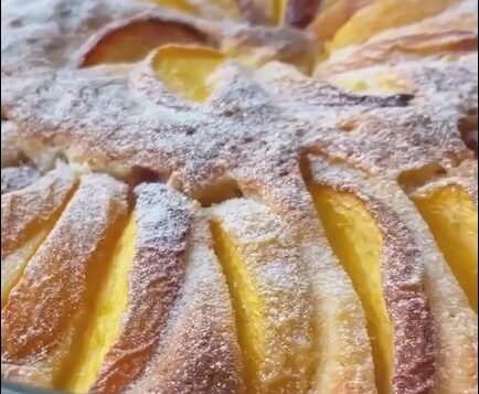 Ароматный пирог из творожного теста с фруктами ⠀ Ингредиенты: ⠀ •мука — 200 г…