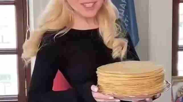 Екатерина Мизулина поздравляет всех с масленицей и желает хорошей недели